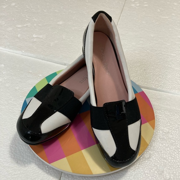 Taryn Rose traveler woman’s shoe. Size 6 - Picture 10 of 13